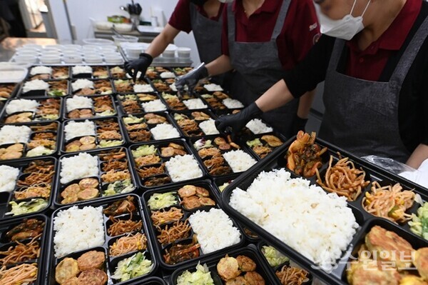수원새빛돌봄 식사배달 서비스를 위해 도시락을 만들고 있는 모습(사진=수원시).