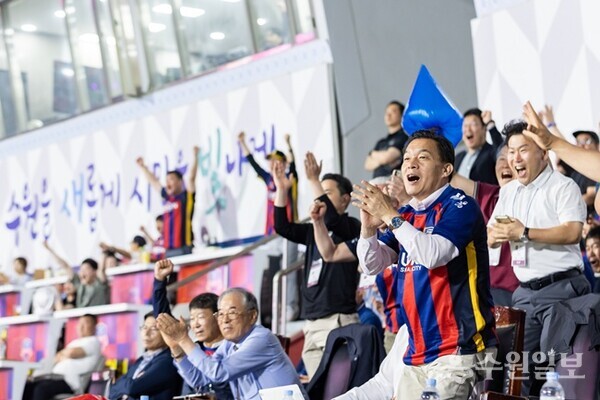 이재준 시장이 지난 14일 수원FC 경기를 관람하며 응원하고 있다.(사진=수원시)