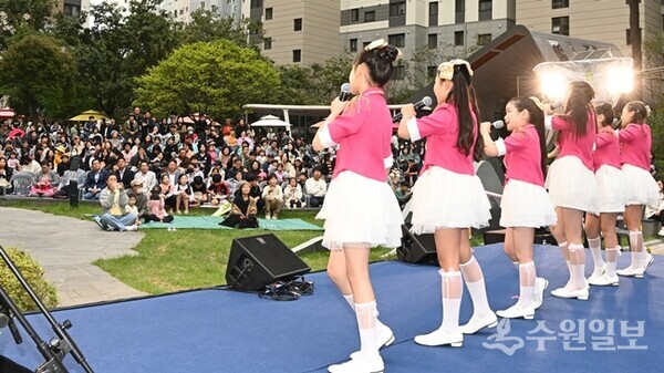 수원지역 한 공동주택 단지에서 버스킹 공연이 열려 시민들이 함께 공연을 관람하고 있다.(사진=수원시)