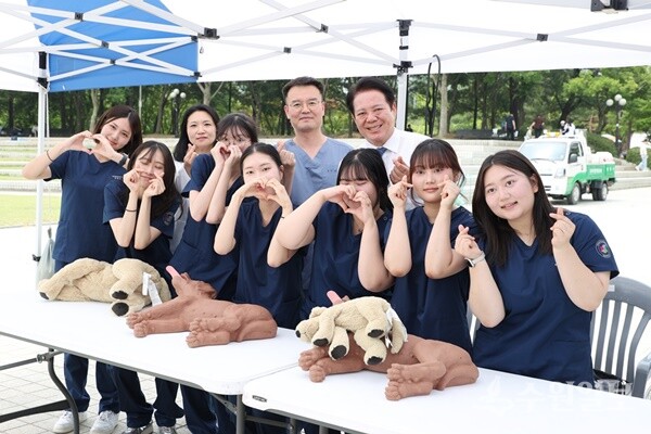 지난 7일 열린 '반려동물 사랑나눔 축제'에서 최대호 안양시장(뒷줄 오른쪽 첫번째)이 연성대 반려동물보건과 이왕희 교수(뒷줄 오른쪽 두번째), 이수정 교수(뒷줄 오른쪽 세번째), 학생 등이 기념촬영을 하고 있다. ( 사진=안양시)