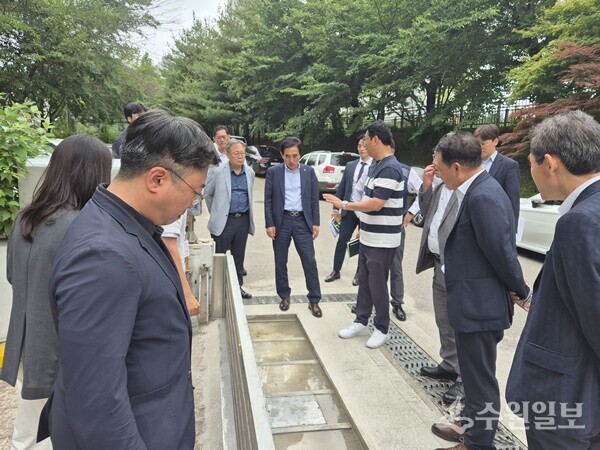 24일 한병홍 사장(정면)을 비롯, 화성도시공사 노·사 관계자들이 화성국민체육센터에서 차수장치 시스템을 점검하고 있다. (사진=HU공사)