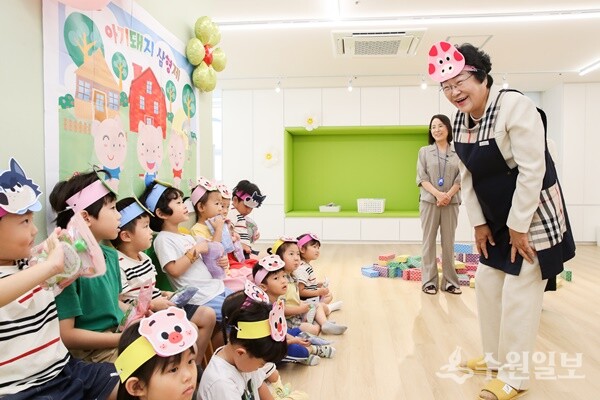 김경희 시장이 24시간 아이돌봄센터 '아이다봄'을 찾아가 아이들과 함께 하고 있다. (사진=이천시)