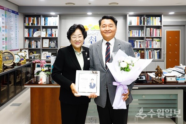 김경희 이천시장(왼쪽)이 문병진 보좌관에게 이천시 명예시민패와 명예시민증을 수여한 뒤 기념촬영을 하고 있다. (사진=이천시)