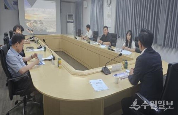 구리농수산물공사가 25일 공사 상황실에서 '2025년 상반기 안전보건경영위원회'를 갖고 있다. (사진=구리농수산물공사)