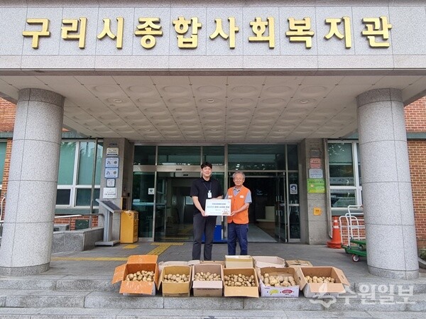 구리시자원봉사센터가 어려운 이웃과 지역 내 16개소 복지관 및 경로식당 등에 감자 수확물을 전달하고 있다. (사진=구리시)