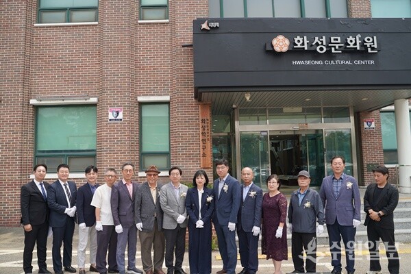 화성학연구소 현판식을 마친 연구위원들과 내빈들이 기념촬영을 하고 있다. (사진=이수원 객원기자)
