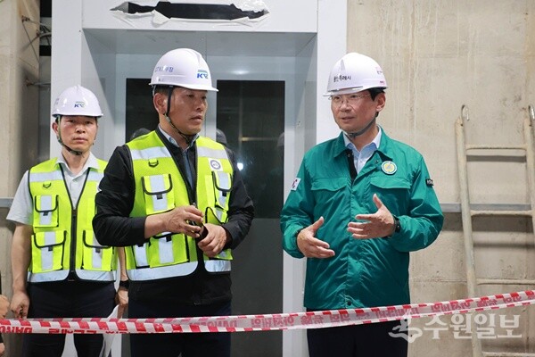 지난 23일 이상일 용인시장이 GTX-A 구성역 5번출구를 방문해 승강기 설치 상황을 점검하고 있다. (사진=용인시)