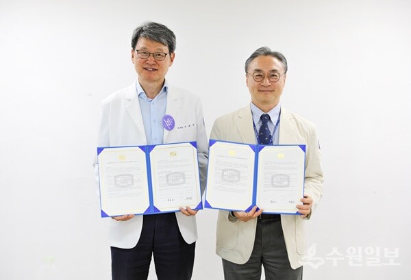 정진영 가톨릭대 성빈센트병원 의무원장(오른쪽)과 박춘근 윌스기념병원 이사장 겸 병원장이 핵심진료협력병원 협약을 체결한 뒤 기념촬영을 하고 있다. (사진=성빈센트병원)