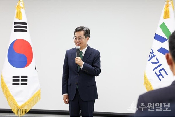 30일 오전 경기도청 율곡홀에서 열린 실국장 및 부단체장 승진 인사 임명장 수여식에서 김동연 경기도지사가 인사말을 하고 있다. (사진=경기도)