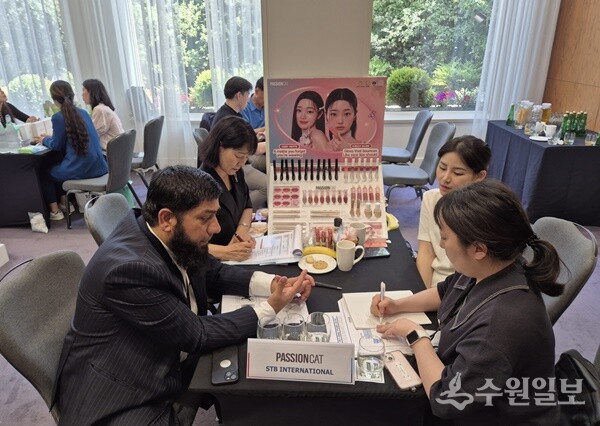 영국 런던에서 가진 ‘2025 경기도 비관세장벽 대응 유럽 수출상담회’ 참가 기업들이 비지니스 상담을 진행하고 있다. (사진=경기도)