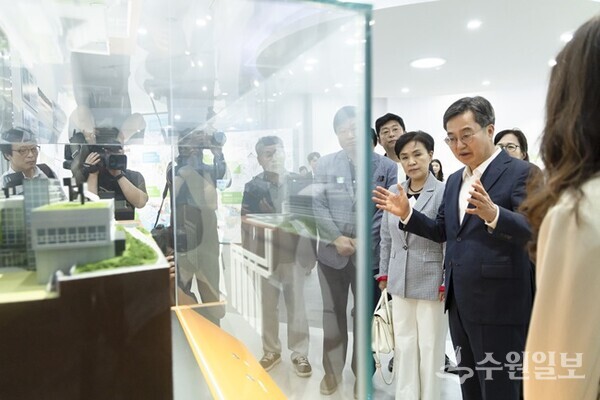 30일 시흥 에코센터에서 열린 경기도 기후도민총회 출범식에서 김동연 경기도지사, 강금실 경기도 기후대사 등이 에코센터 시설 라운딩을 하고 있다. (사진=경기도)