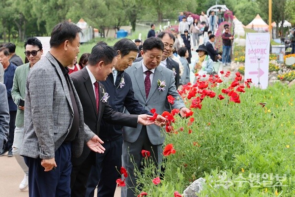 가평군의 대표적인 축제 '2025년 자라섬 봄꽃 페스타 개막식'에서 서태원 군수(가운데)가 지역 내빈들과 함께 하고 있다. (사진=가평군)