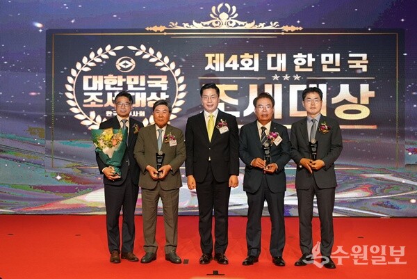 구재이 한국세무사회장이 조세대상 수상자들과 기념촬영을 하고 있다. 왼쪽부터 이상길 조세심판원장, 조용근 조용근 석성장학회 이사장, 구재이 회장, 백재현 전 국회 사무총장, 김창기 전 국세청장. (사진=한국세무사회)