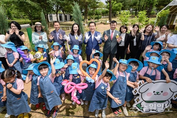 이재준 수원특례시장이 어린이들을 위해 조성한 기부 정원 개장식에서 기념촬영을 하고 있다. (사진=수원시)