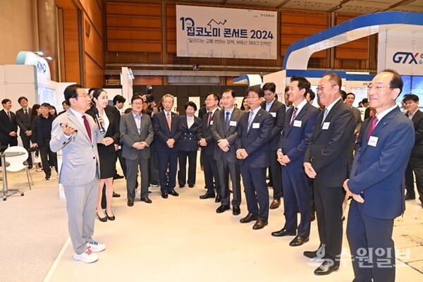 이현재 하남시장(왼쪽)이 지난해 9월 서울 코엑스에서 열린 '제10회 집코노미 박람회 2024'에서 박상우 국토교통부 장관, 오세훈 서울시장 등 주요 내빈을 만나 K-스타월드 조성사업 추진 현황에 대해 설명하고 있다. (사진=하남시)