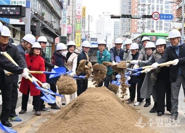 이현재 하남시장이 지난 3월 진행된 신장전통시장 일원 전선 지중화 사업 착공식 행사에서 참석자들과 함께 시삽식을 진행하고 있다. (사진=하남시)