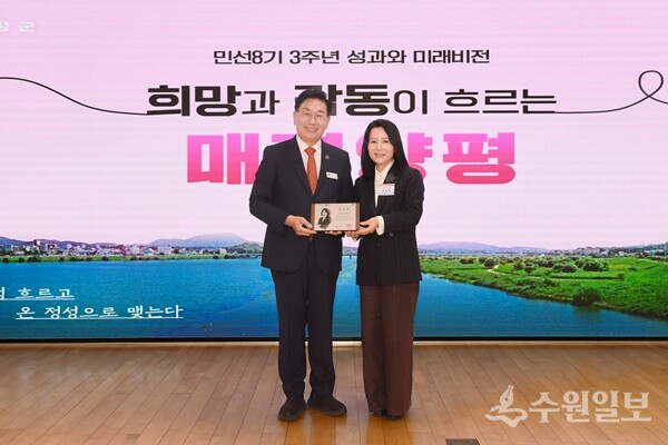 전진선 양평군수(왼쪽)가 소설가이자 방송인 전정희 작가를 양평군 홍보대사로 위촉한 뒤 기념촬영을 하고 있다. (사진=양평군)