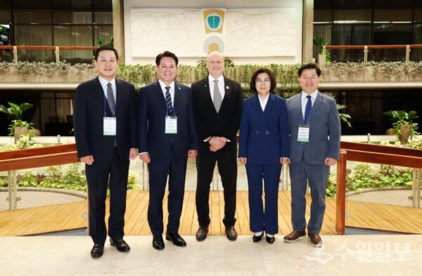 한국 지방정부 대표단과 스테판 브루너 코스타리카 제1부통령 면담 이후 기념촬영을 하고 있다. 사진 오른쪽부터 박승원 광명시장, 김보라 안성시장, 스테판 브루너 코스타리카 제1부통령, 최대호 안양시장. (사진=전국 사회연대경제 지방정부협의회)