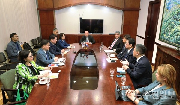 한국 지방정부 대표단과 스테판 브루너 코스타리카 제1부통령 면담 모습. (사진=전국 사회연대경제 지방정부협의회)