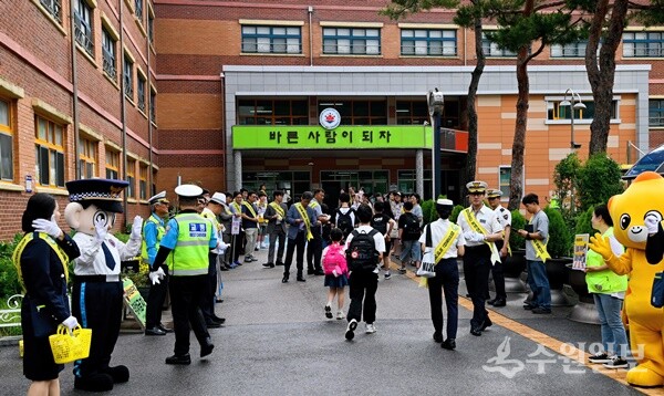 화성도시공사와 화성동탄경찰서 직원들이 등교하는 학생들을 대상으로 어린이 교통안전 캠페인을 진행하고 있다. (사진=HU공사)