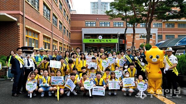 화성도시공사와 화성동탄경찰서가 어린이 교통안전 캠페인을 펼친 뒤 기념촬영을 하고 있다. (사진=HU공사)