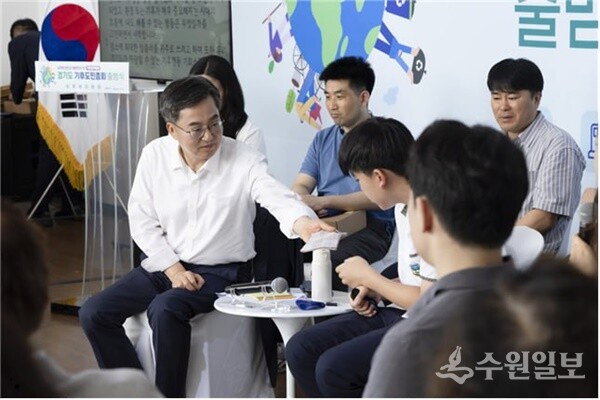 김동연 도지사가 지난달 30일 시흥에코센터에서 진행된 '경기도 기후도민총회 출범식'에서 땀 흘리는 학생 참가자에게 손수건을 건네고 있다. (사진=경기도)