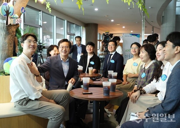 김동연 도지사가 지난 2023년 7월 도청 로비에서 예술인 기회소득 최초 수혜자들을 만나 대화하고 있다. (사진=경기도)