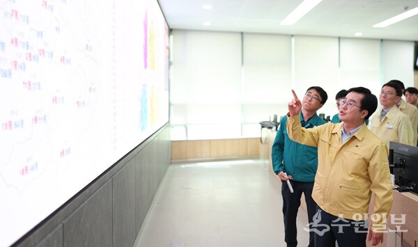 김동연 도지사가 지난해 8월 재난상황실을 찾아 폭염상황을 살펴보고 있다. (사진=경기도)