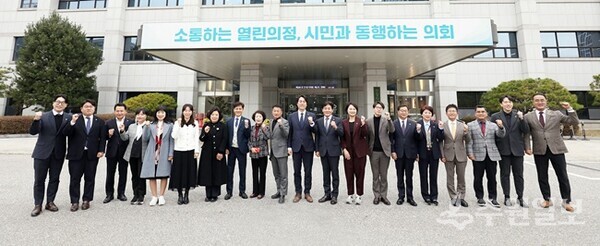 안양시의회 의원들이 9대 후반기 개원 1주년을 맞아 단체 기념촬영을 하고 있다. (사진=안양시의회)