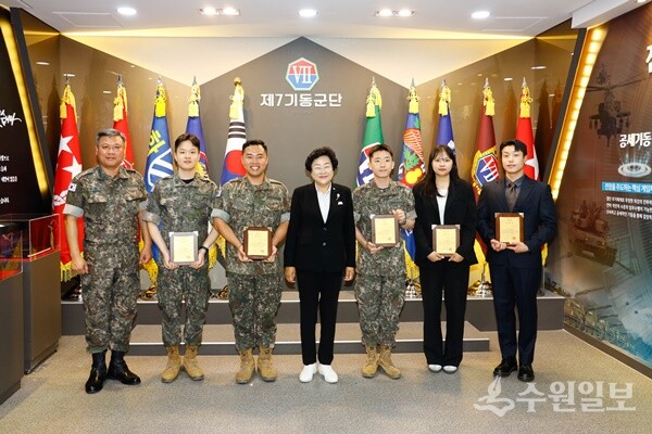김경희 이천시장(가운데)이 재해예방을 위한 ‘청미천 퇴적토사 준설사업’에 적극 기여한 제7군단을 방문해 군 장병 유공자들(군인3, 군무원2)에게 표창을 수여한 뒤 기념촬영을 하고 있다. (사진=이천시)