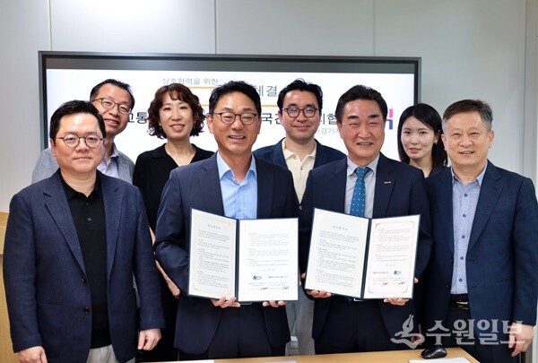이정규 KH한국건강관리협회 경기도지부 본부장(앞줄 오른쪽 두번째)이 김원진 교통영향평가협회장(앞줄 왼쪽 두번째)와 건강증진 업무협약을 맺은 뒤 관계자들과 기념촬영을 하고 있다. (사진=건협 경기도지부)
