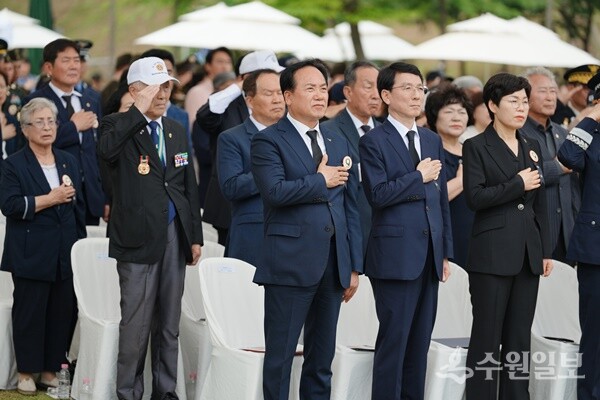 ‘제75주년 유엔군 초전기념 및 미 스미스부대 전몰장병 추도식’에서 참석자들이 국기에 대한 경례를 하고 있다. 앞줄 왼쪽부터 이향숙 경기남부보훈지청장, 김성중 경기도 행정1부지사, 이권재 오산시장. (사진=오산시)