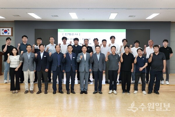 서태원 가평군수(앞줄 가운데)가 민관이 함께하는 인허가 분야 간담회를 가진 뒤 관계자들과 함께 기념촬영을 하고 있다. (사진=가평군)