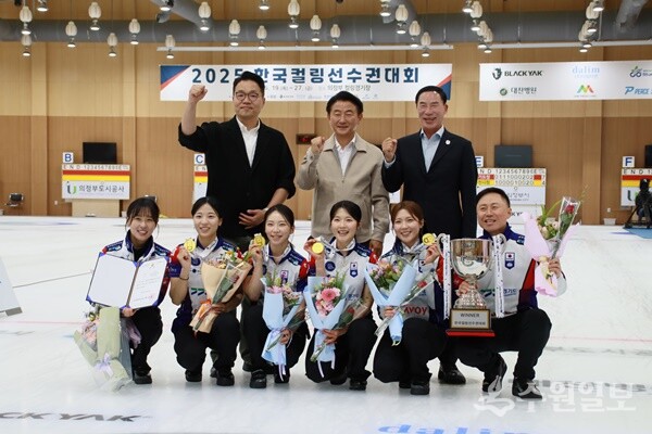 이원성 경기도체육회장(뒷줄 오른쪽)과 김동근 의정부시장(뒷줄 가운데)등이 경기도청 컬링팀과 기념촬영을 하고 있다. (사진=경기도체육회)