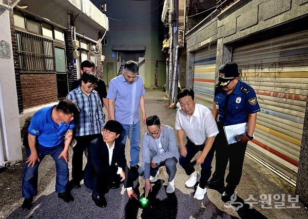 이기복 센터장(오른쪽 세번째)등 지역대표 10여명이 시설물 작동 상태를 점검하고 있다. (사진=다산행정복지센터)