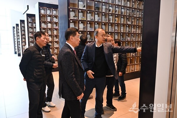 전진선 양평군수(가운데)가 우수장사시설에 대해 벤치마킹을 하고 있다. (사진=양평군)