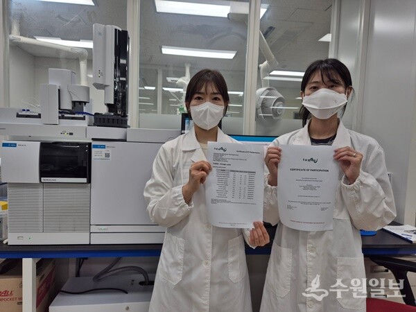 화성시농업기술센터 관계 직원이 FAPAS 인증서를 들고 기념 촬영을 하고 있다. (사진=화성시)