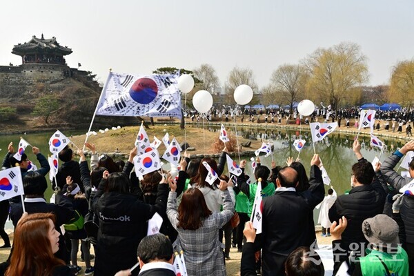 3·1운동 100주년 기념 시민문화제에서 수원시민들이 방화수류정에서 만세운동을 재현하고 있다. (사진=수원시)