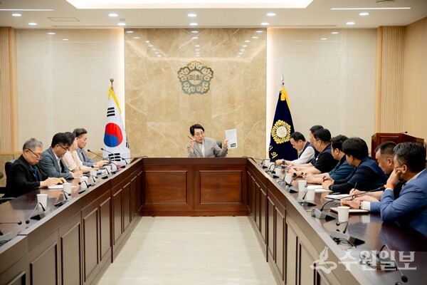 조성대 남양주시의회 의장(정면)이 한국노총 임원진과 간담회를 갖고 있다. (사진=남양주시의회)