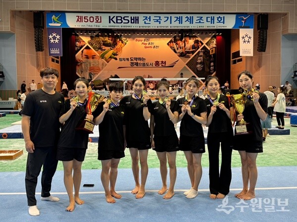 장경환 경기도청 체조팀 코치(왼쪽 첫번째)와 선수들이 기념촬영을 하고 있다. (사진=경기도체육회)