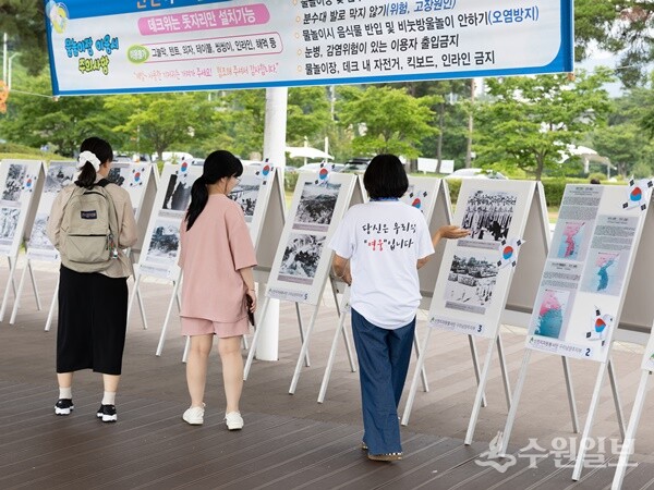 남양주시 삼패동 한강시민공원에서 시민들이 전시된 사진을 둘러보고 있다. (사진=신천지자원봉사단 구리남양주지부)