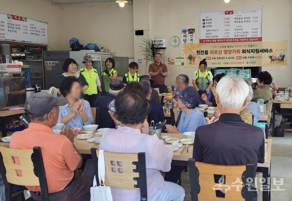 남양주시 진건퇴계원행정복지센터가 관내 진건읍 지역사회보장협의체와 함께 취약계층 어르신들을 위한 보양식을 대접하고 있다. (사진=진건퇴계원행정복지센터)