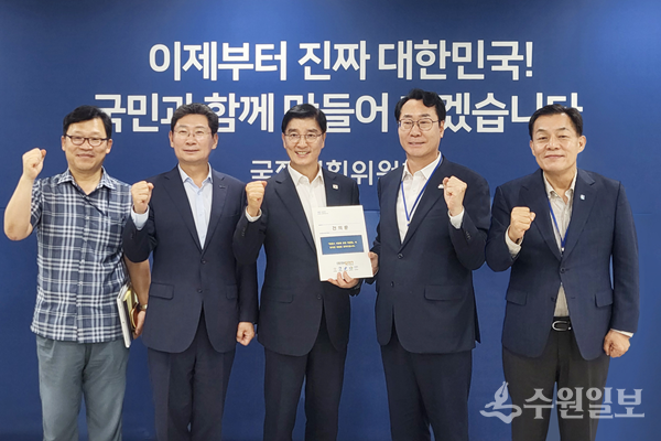 정명근 특례시시장협의회장(오른쪽 두번째)이 9일 이해식 국정기획위원회 정치행정분과장(중앙)에게 특례시지원특별법(안)의 신속한 제정을 촉구하는 건의문을 전달한 뒤 이상일 용인시장(왼쪽 두번째), 이재준 수원시장(오른쪽 첫번째)과 기념촬영을 하고 있다. (사진=화성시)