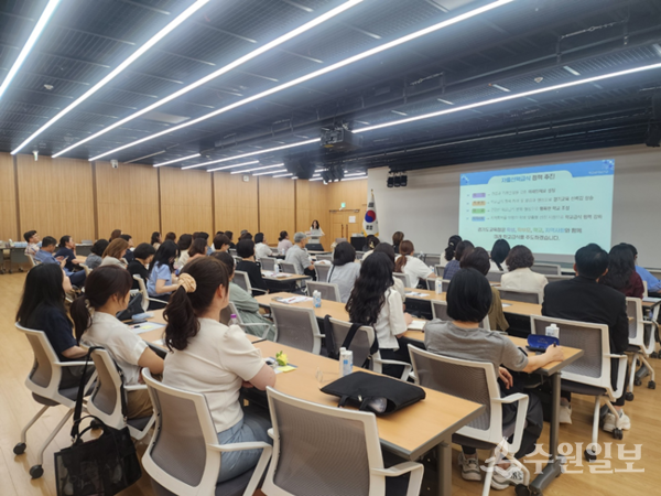 2025년 자율선택급식 정책자문단 워크숍 에서 참석자들이 토론을 벌이고 있다(사진=경기도교육청)