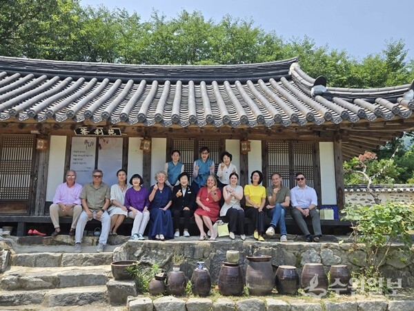 김경희 이천시장(앞줄 가운데)이 마리아 카스티요 페르난데스 주한 유럽연합(EU) 대사 등과 함께 기념촬영을 하고 있다. (사진=이천시)