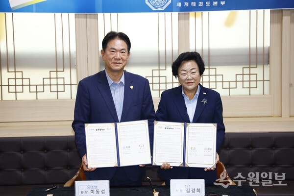 김경희 이천시장(오른쪽)과 이동섭 국기원장이 이천쌀 지원 및 공동 홍보업무와 관련해 업무협약을 체결한 뒤 기념촬영을 하고 있다. (사진=이천시) 