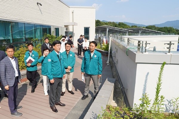 방세환 광주시장(가운데)이 주요 시설을 방문해 운영 상황을 일일히  점검하고 있다. (사진=광주시)