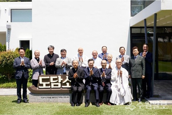 10일 오후 도담소에서 열린 경기도 종교지도자 오찬 간담회에서 김동연 경기도지사와 3대종단 종교지도자, 우수 멘토 표창대상자 등과 함께 기념촬영을 하고 있다. (사진=경기도)
