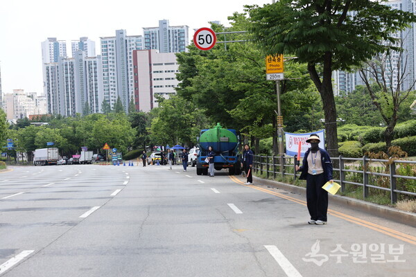 경기도수원월드컵경기장관리재단 직원이 9일 동아시아컵 여자부 경기 시작 전 경기장 주변 도로에서 불법주차 질서 계도활동을 펴고 있다. (사진=월드컵재단)