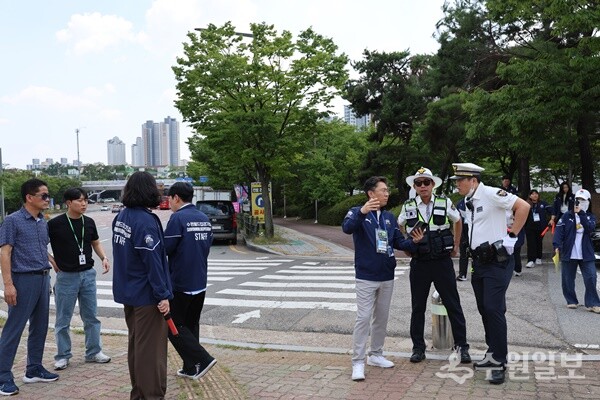 팔달구청과 수원중부경찰서가 수원월드컵경기장 인근의 불법주정차 차량에 대한 과태료 부과 및 견인 조치 예고 등 강력한 행정 집행활동을 펼치고 있다. (사진=월드컵재단)